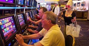 Studio dealer langsung Relax Gaming di platform usa klub dengan multi-kamera dan teknologi streaming